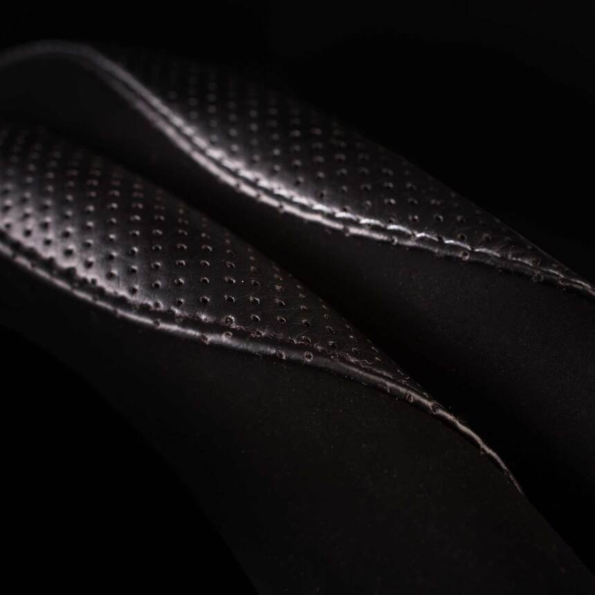 Кожаная оплётка на руль Car Performance, вставки из замши CP-2032 BK/GY (M)