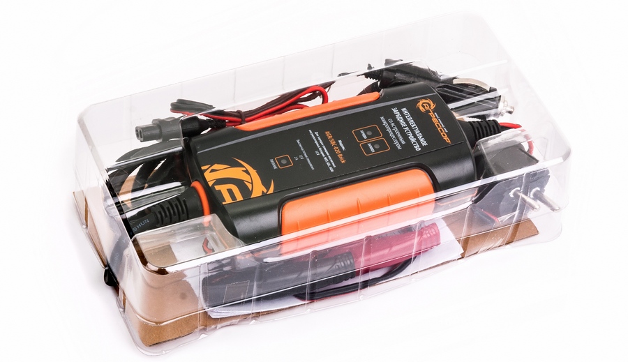 Мобильное зарядное устройство с комплектом клемм в упаковке